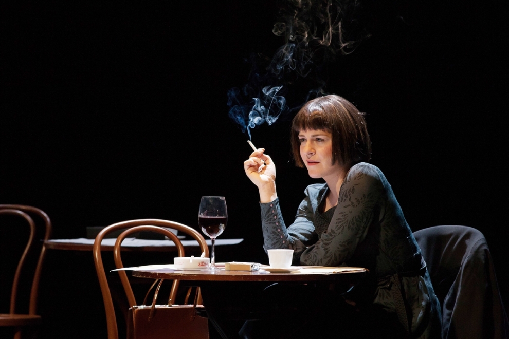 Jana Herbsta izrādē "Meitene kafejnīcā" (2017) // Foto –Didzis Grodzs